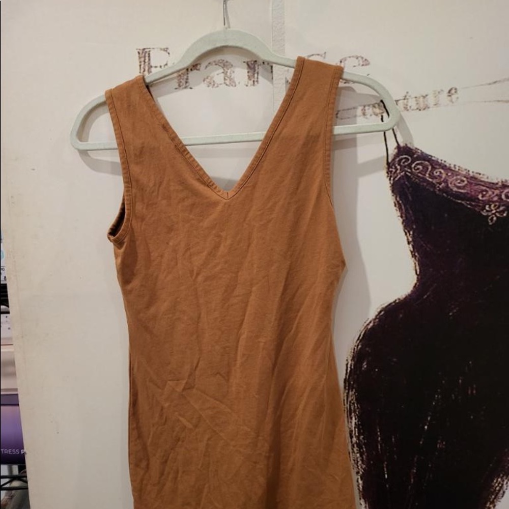 A cute summery vero moda dress! Color is this light brown & compliments women